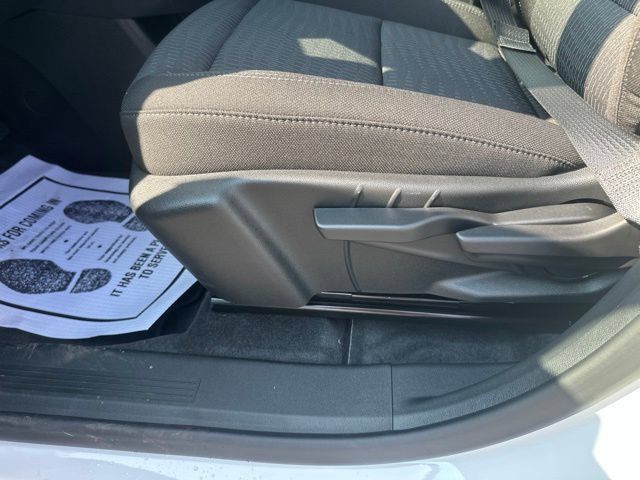 New 2027 Chevrolet Equinox LT w/ Safety and Technology Package FWD image 17