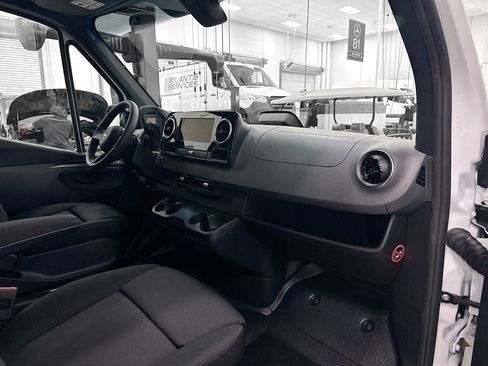 Used 2025 Mercedes-Benz Sprinter 2500 image 25