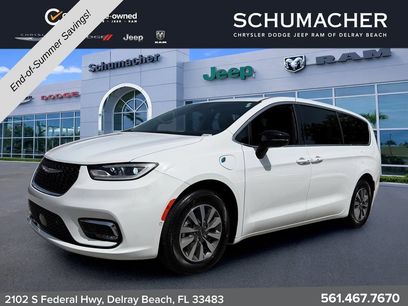 Used 2025 Chrysler Pacifica Select