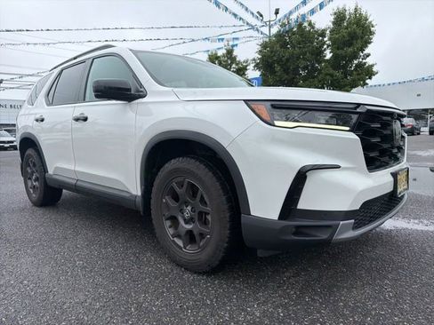 Used 2023 Honda Pilot TrailSport image 2