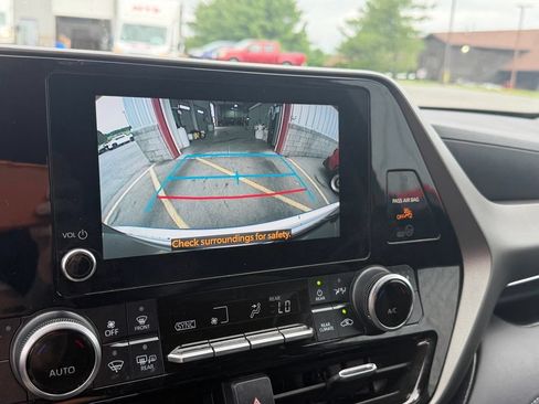 Used 2023 Toyota Highlander XLE AWD/4WD image 22