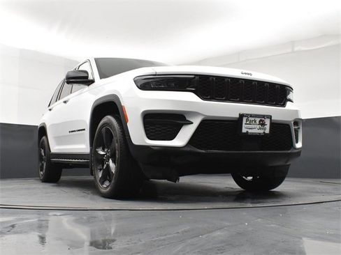 Used 2023 Jeep Grand Cherokee Altitude image 19