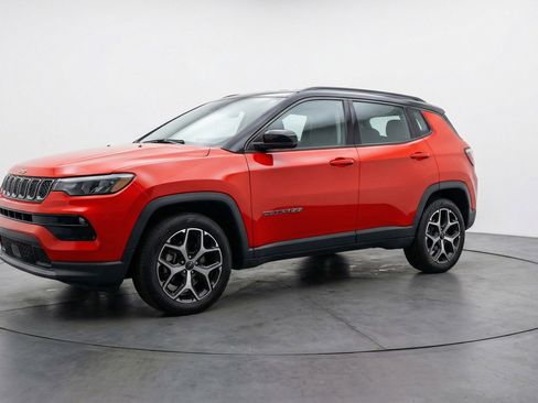 Used 2025 Jeep Compass Limited image 3