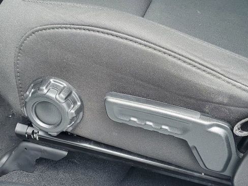 Used 2019 Jeep Wrangler Unlimited Sahara w/ Uconnect 4C Nav & Sound Group AWD/4WD image 13