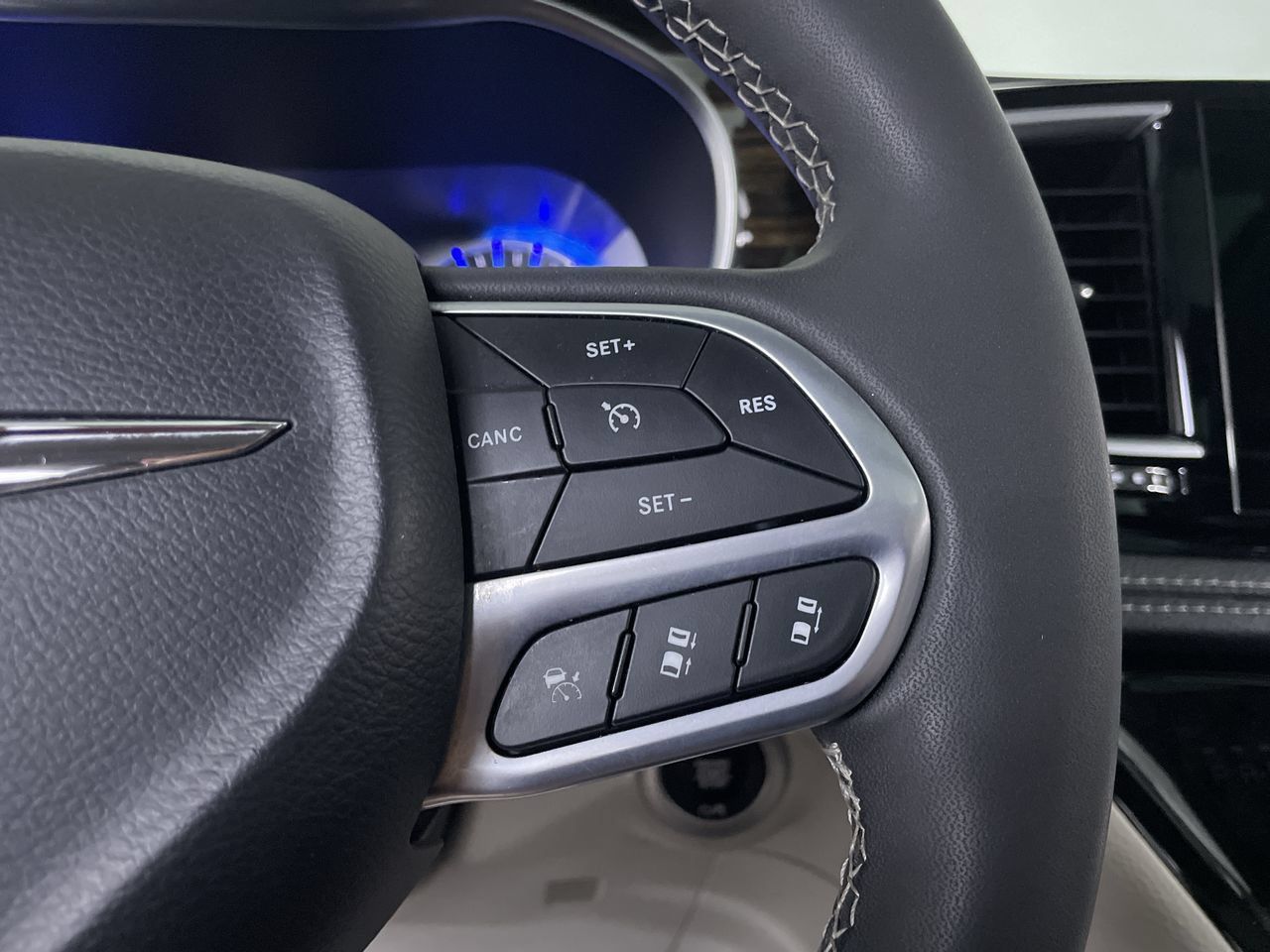 Used 2023 Chrysler Pacifica Limited FWD image 27