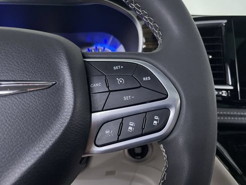 Used 2023 Chrysler Pacifica Limited FWD image 27