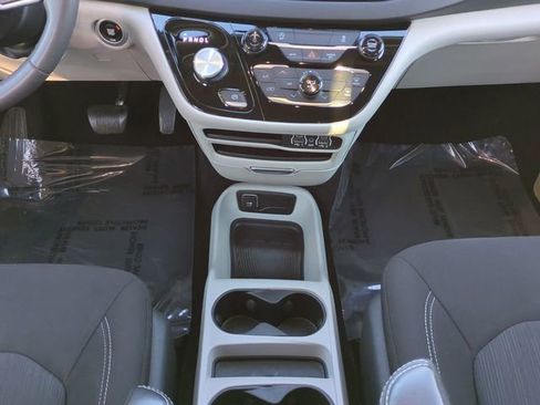 Used 2023 Chrysler Voyager LX image 18