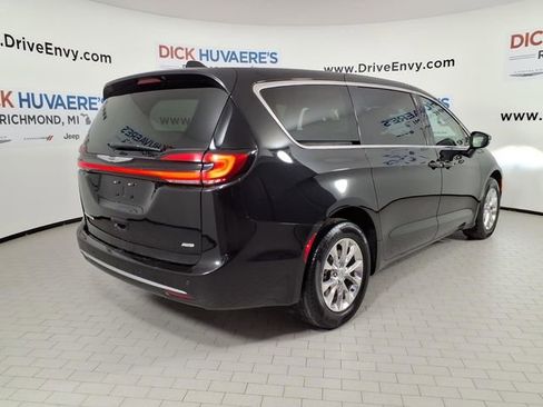 Used 2023 Chrysler Pacifica Touring-L AWD/4WD image 4