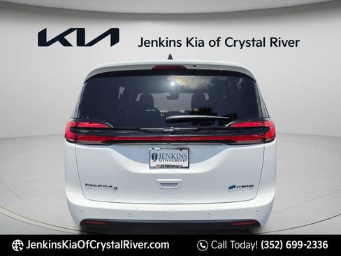 Used 2024 Chrysler Pacifica Limited w/ Uconnect Theater Family Group FWD image 7