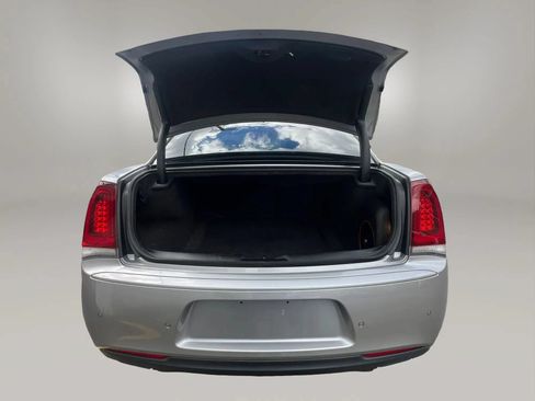 Used 2018 Chrysler 300 S w/ 300S Premium Group RWD image 9
