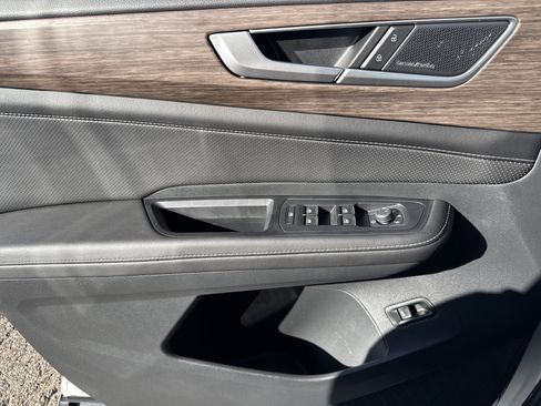 Used 2025 Volkswagen Atlas SEL Premium R-Line image 9