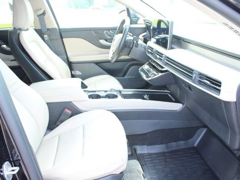 Used 2025 Lincoln Corsair AWD w/ Towing Package image 31