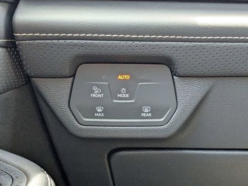 Used 2025 Volkswagen Atlas Cross Sport SE FWD image 22