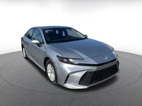 Used 2025 Toyota Camry LE image 3