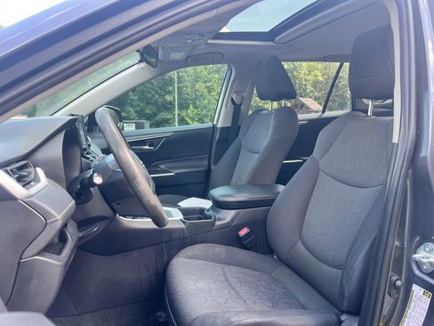 Used 2021 Toyota RAV4 XLE w/ Convenience Package FWD image 2