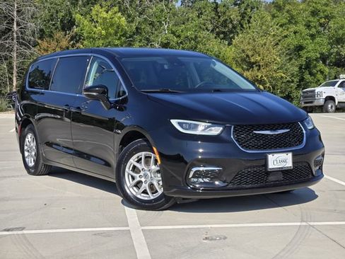 Used 2024 Chrysler Pacifica Touring-L FWD image 1