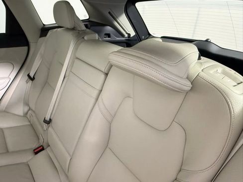 Used 2021 Volvo XC60 T5 Momentum w/ Climate Package image 32
