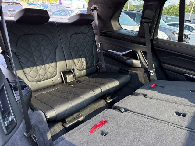 Used 2024 BMW X7 xDrive40i w/ M Sport Package AWD/4WD image 34