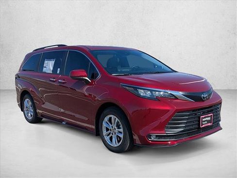 New 2026 Toyota Sienna XLE image 7
