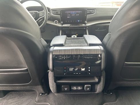 Used 2024 Jeep Wagoneer L Series II w/ Flexible Seating Group AWD/4WD image 40