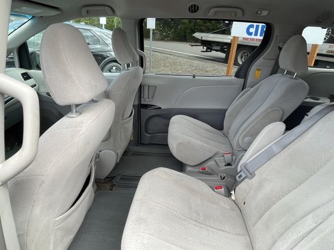 Used 2013 Toyota Sienna LE w/ Towing Pkg FWD image 14