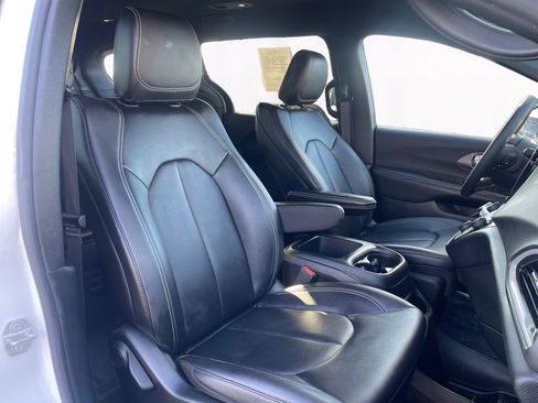 Used 2025 Chrysler Pacifica Select image 15