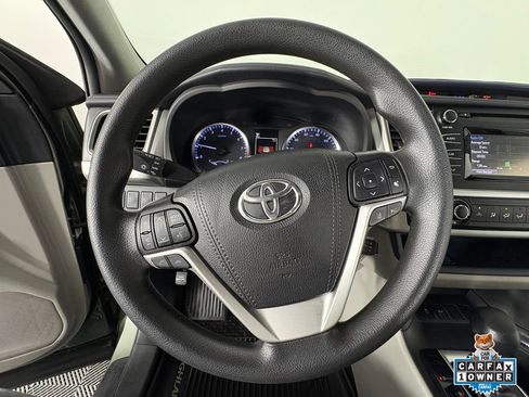 Used 2019 Toyota Highlander LE FWD image 2