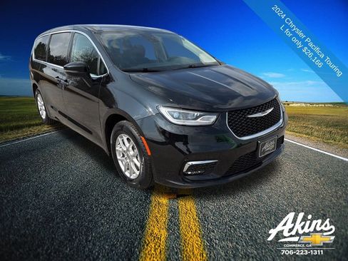 Used 2024 Chrysler Pacifica Touring-L image 3