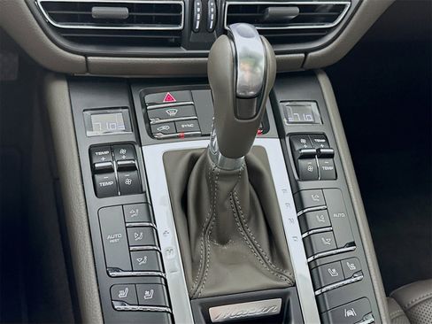 Used 2021 Porsche Macan image 18