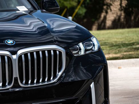 Used 2026 BMW X5 xDrive50e image 5