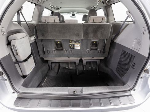 Used 2019 Toyota Sienna LE w/ LE Preferred Package image 11