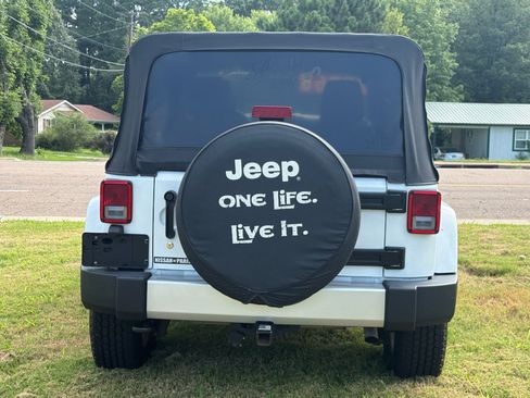 Used 2015 Jeep Wrangler Unlimited Sahara w/ Connectivity Group AWD/4WD image 7