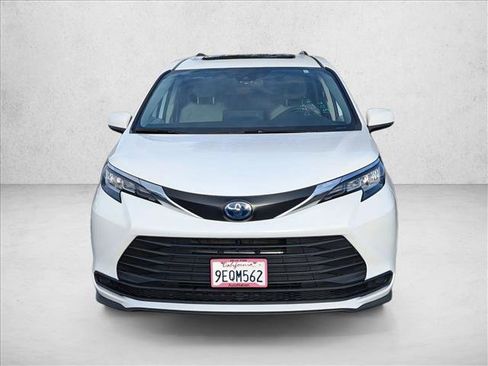 Certified 2023 Toyota Sienna LE image 2