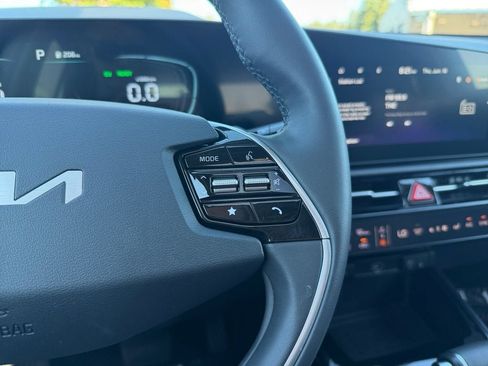 Used 2025 Kia Niro FWD image 17