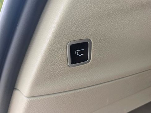 Used 2023 Chrysler Pacifica Touring-L FWD image 7