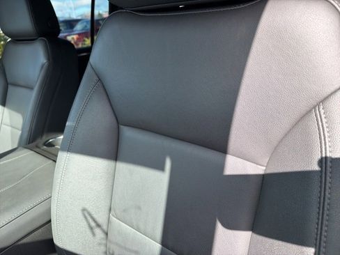 Used 2025 Chevrolet Suburban Z71 image 27