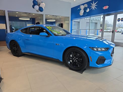 Used 2025 Ford Mustang GT RWD image 2