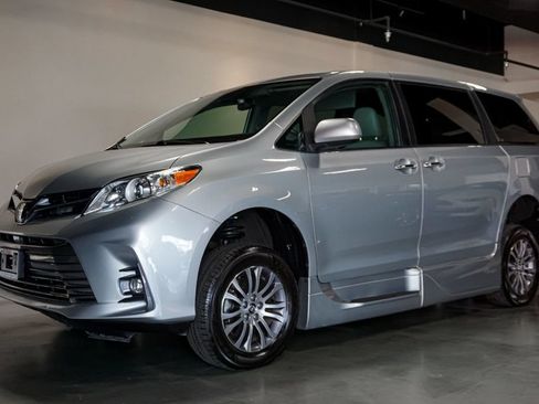 Used 2019 Toyota Sienna XLE Premium FWD image 4