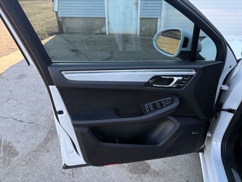 Used 2016 Porsche Macan Turbo image 27