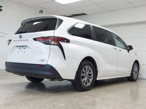 Used 2021 Toyota Sienna XLE image 4