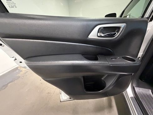 Used 2020 Nissan Pathfinder Platinum image 16