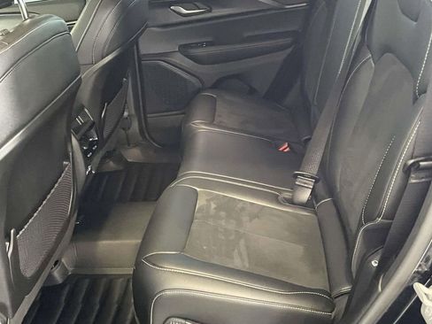 Used 2025 Jeep Grand Cherokee Altitude AWD/4WD image 12