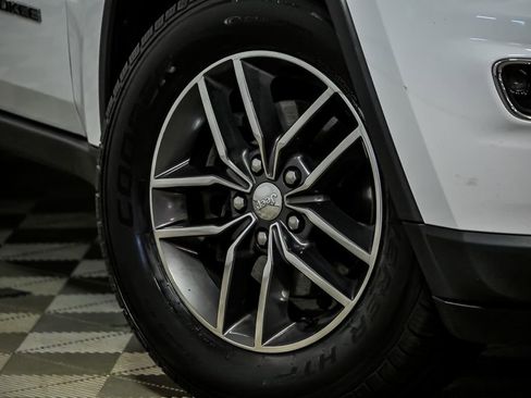 Used 2018 Jeep Grand Cherokee Limited AWD/4WD image 3