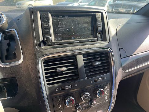 Used 2017 Dodge Grand Caravan SXT FWD image 12