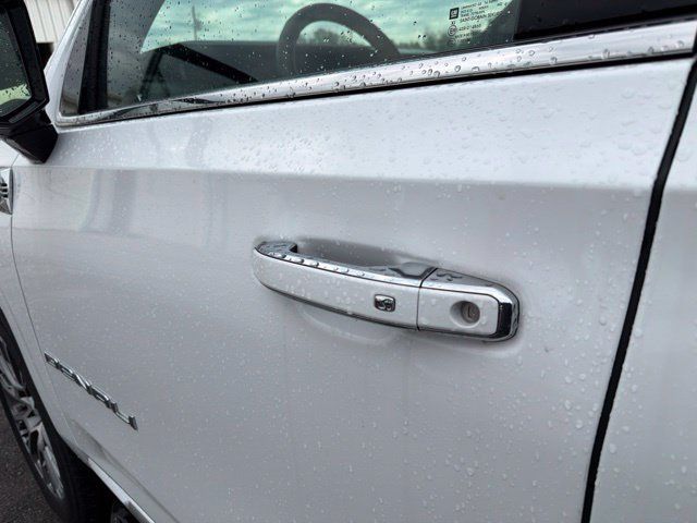 Used 2025 GMC Yukon Denali AWD/4WD image 26