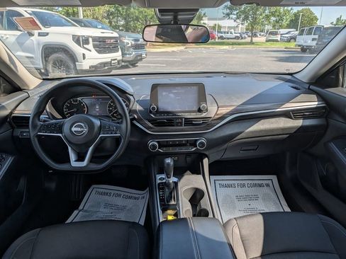 Used 2025 Nissan Altima 2.5 SV FWD image 10