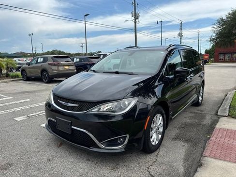 Used 2019 Chrysler Pacifica Touring-L FWD image 4