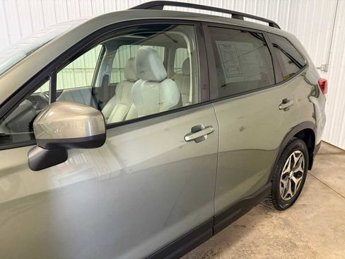 Used 2020 Subaru Forester Premium image 7