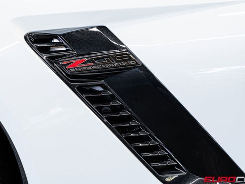 Used 2015 Chevrolet Corvette Z06 w/ 3LZ Preferred Equipment Group image 16