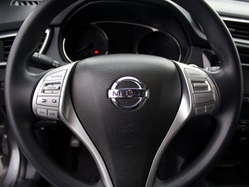 Used 2016 Nissan Rogue SV image 15